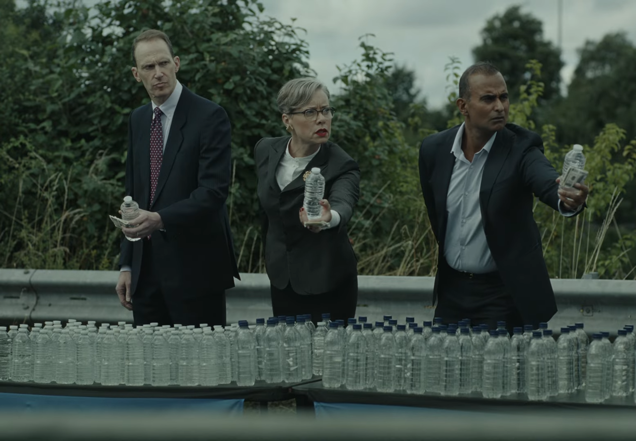 [AP신문 광고평론 No.1119]  ​​​​​​​플라스틱 병에 든 생수와 함께 돈을 건네고 잇는 로비스트들. 사진 그린피스 유튜브 캡처ⓒAP신문(AP뉴스)