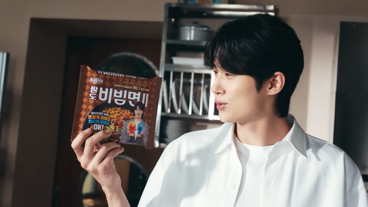 [AP신문 광고평론 No.1127]  ​​​​​​​팔도비빔면Ⅱ 패키지에 변우석의 얼굴을 새겼다. 사진 팔도 유튜브 캡처ⓒAP신문(AP뉴스)