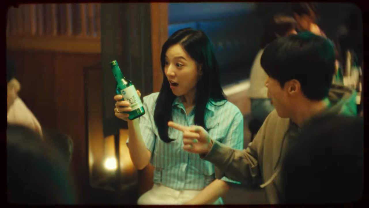 [AP신문 광고평론 No.1128]  ​​​​​​​김지원이 친구들과 술자리는 가지는 연출. 사진 롯데칠성 주류 유튜브 캡처ⓒAP신문(AP뉴스)