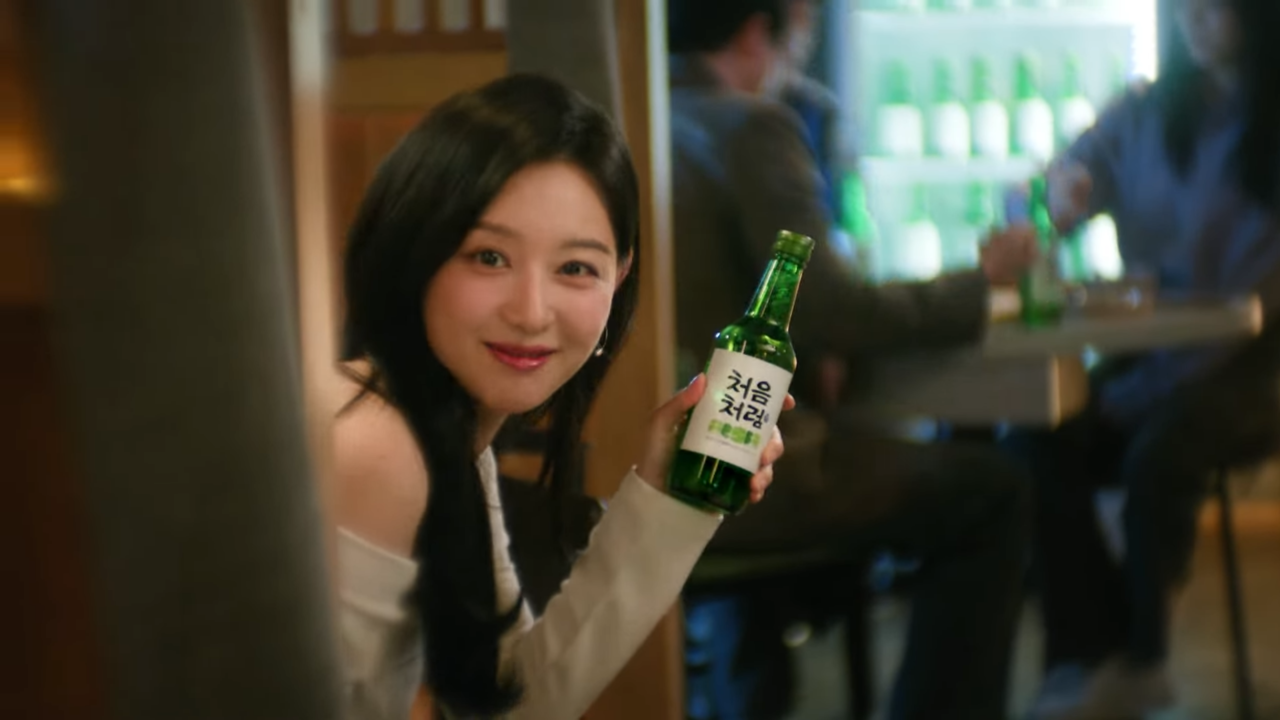 [AP신문 광고평론 No.1128]  처음처럼 모델 배우 김지원. 사진 롯데칠성 주류 유튜브 캡처ⓒAP신문(AP뉴스)