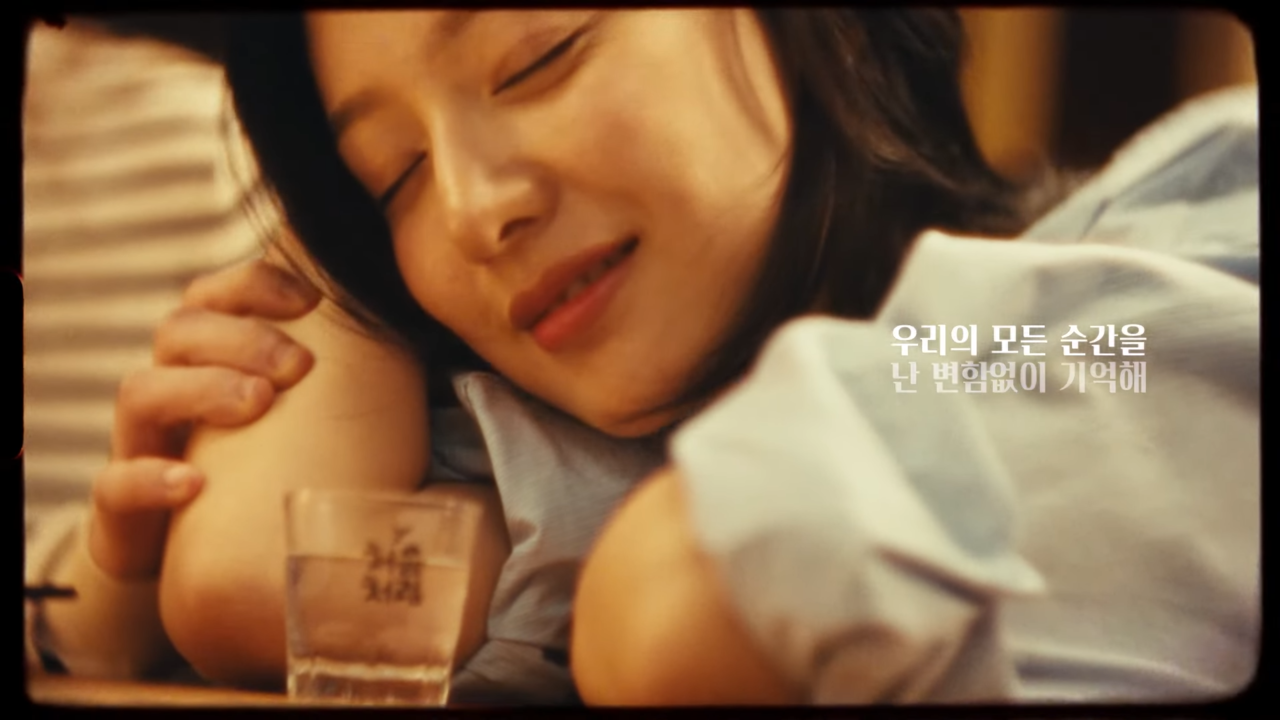[AP신문 광고평론 No.1128]  ​​​​​​​추억 회상 장면에서 따뜻한 색감을 활용한다. 사진 롯데칠성 주류 유튜브 캡처ⓒAP신문(AP뉴스)