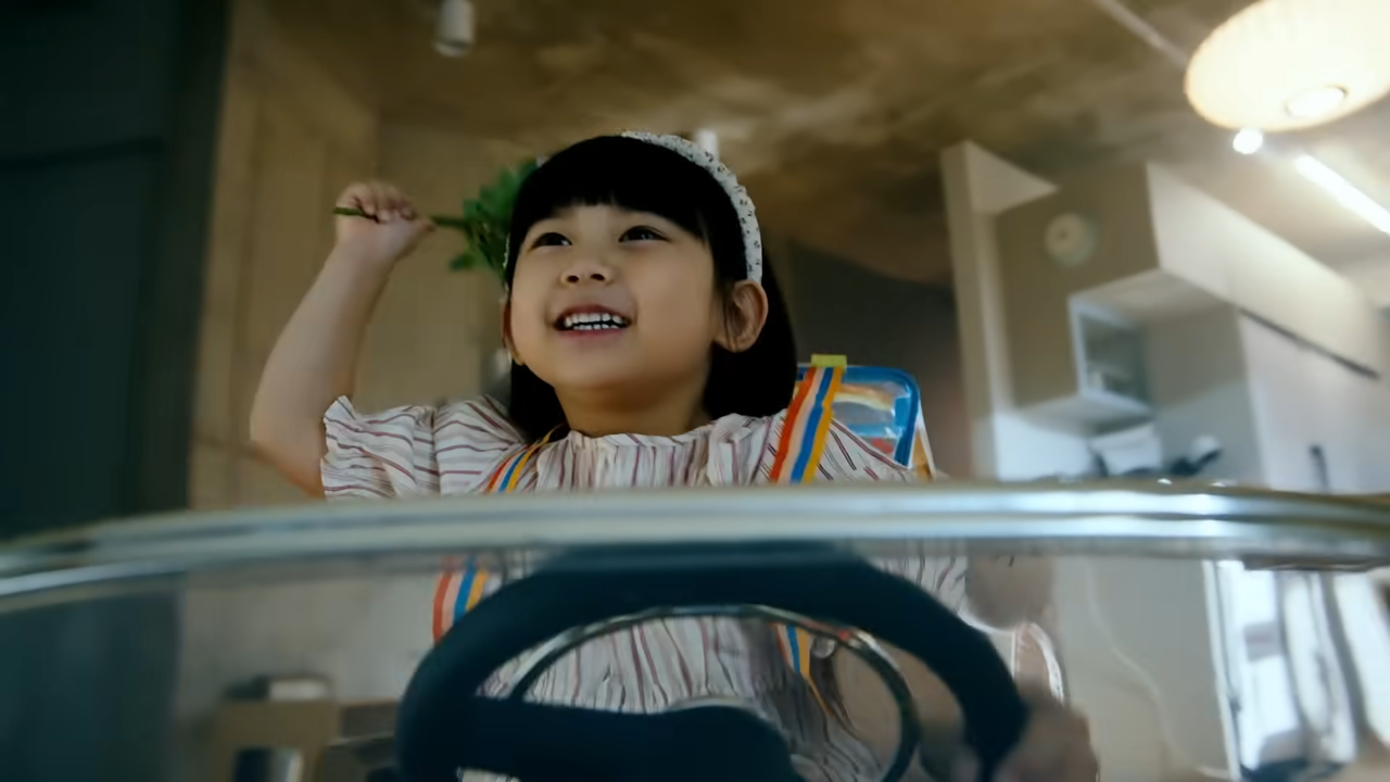 [AP신문 광고평론 No.1133]  ​​​​​​​장난감 자동차를 타고 있는 아이. 사진 미래에셋 유튜브 캡처ⓒAP신문(AP뉴스)