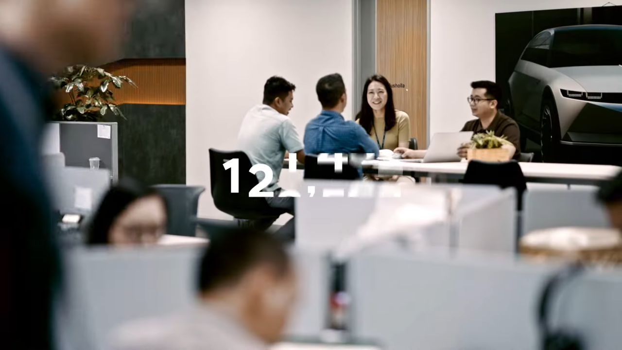 [AP신문 광고평론 No.1142]  ​​​​​​​회의 중인 현대자동차 직원들. 사진 현대자동차 유튜브 캡처ⓒAP신문(AP뉴스)