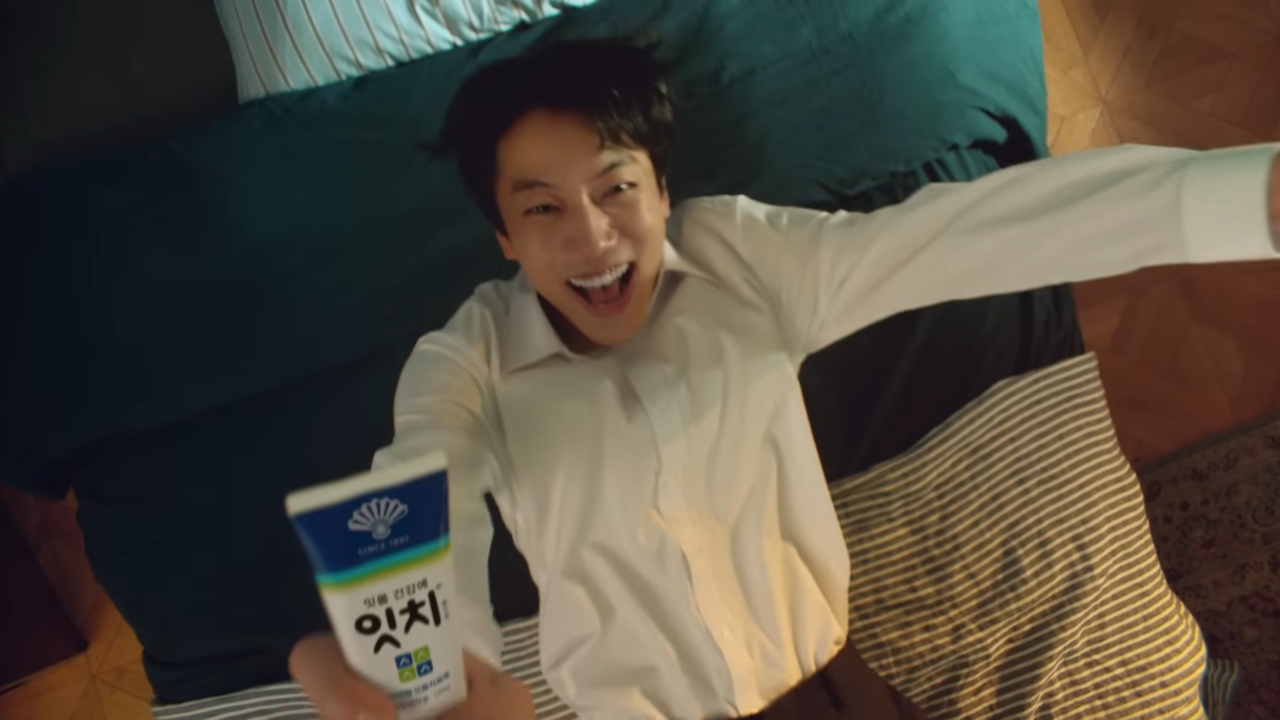 [AP신문 광고평론 No.1143] 잇치를 들고 침대에 뛰어드는 남성. 사진 동화약품 유튜브 캡처ⓒAP신문(AP뉴스)