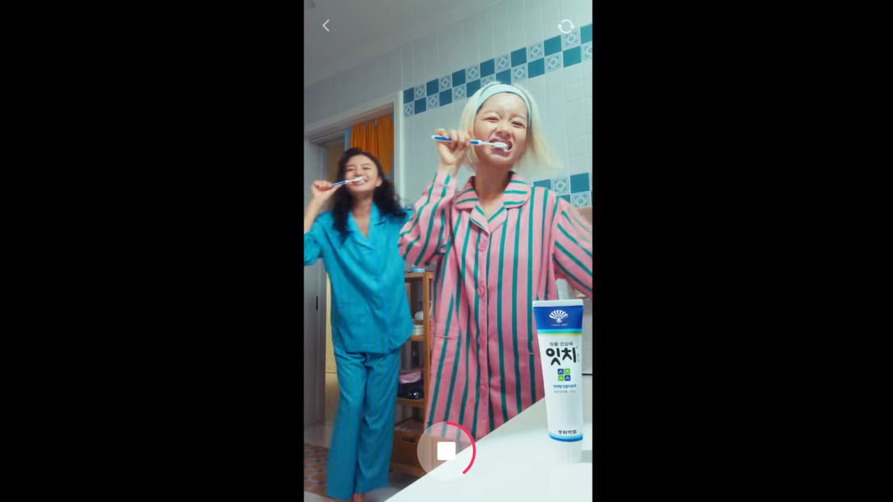 [AP신문 광고평론 No.1143] ​​​​​​​잇치로 이를 닦으며 휴대폰으로 동영상을 찍는 젊은 여성들. 사진 동화약품 유튜브 캡처ⓒAP신문(AP뉴스)