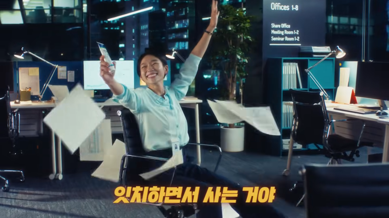 [AP신문 광고평론 No.1143] ​​​​​​​사무실에서 이를 닦을 때 잇치를 이용하는 회사원. 사진 동화약품 유튜브 캡처ⓒAP신문(AP뉴스)