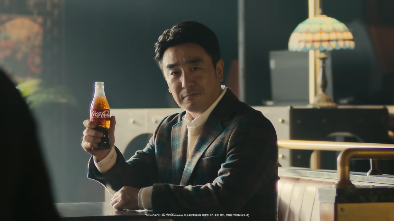 [AP신문 광고평론 No.1154]  코카콜라를 들고 있는 배우 류승룡. 사진 코카콜라코리아 유튜브 캡처ⓒAP신문(AP뉴스)