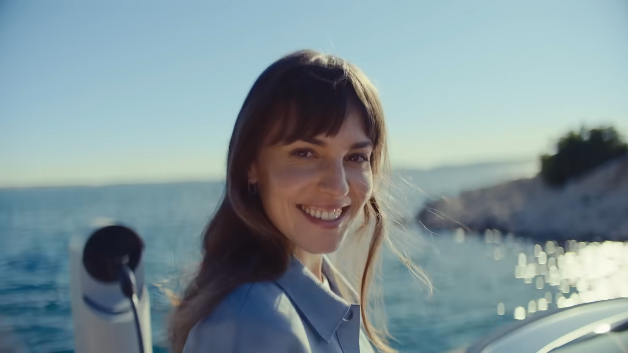 [AP신문 광고평론 No.1155]  전기차를 충전하고 있는 모델. 사진 BMW코리아 유튜브 캡처ⓒAP신문(AP뉴스)