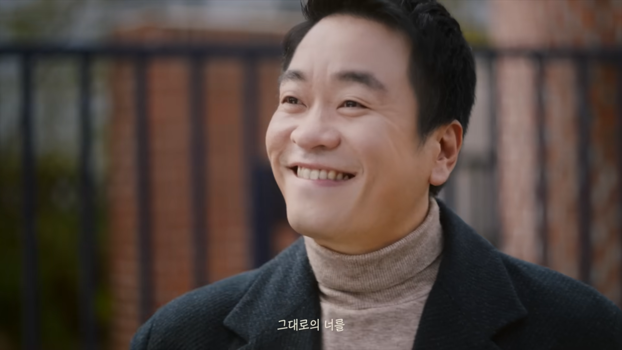 [AP신문 광고평론 No.1162]  ​​​​​​​배우 이선욱이 딸의 수능 끝나길 기다리는 아빠 역할로 분했다. 사진 포스코 유튜브 캡처ⓒAP신문(AP뉴스)