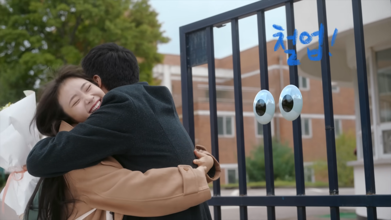 [AP신문 광고평론 No.1162]  수능이 끝나고 교문 앞에서 부둥켜 안은 부녀의 모습. 사진 포스코 유튜브 캡처ⓒAP신문(AP뉴스)