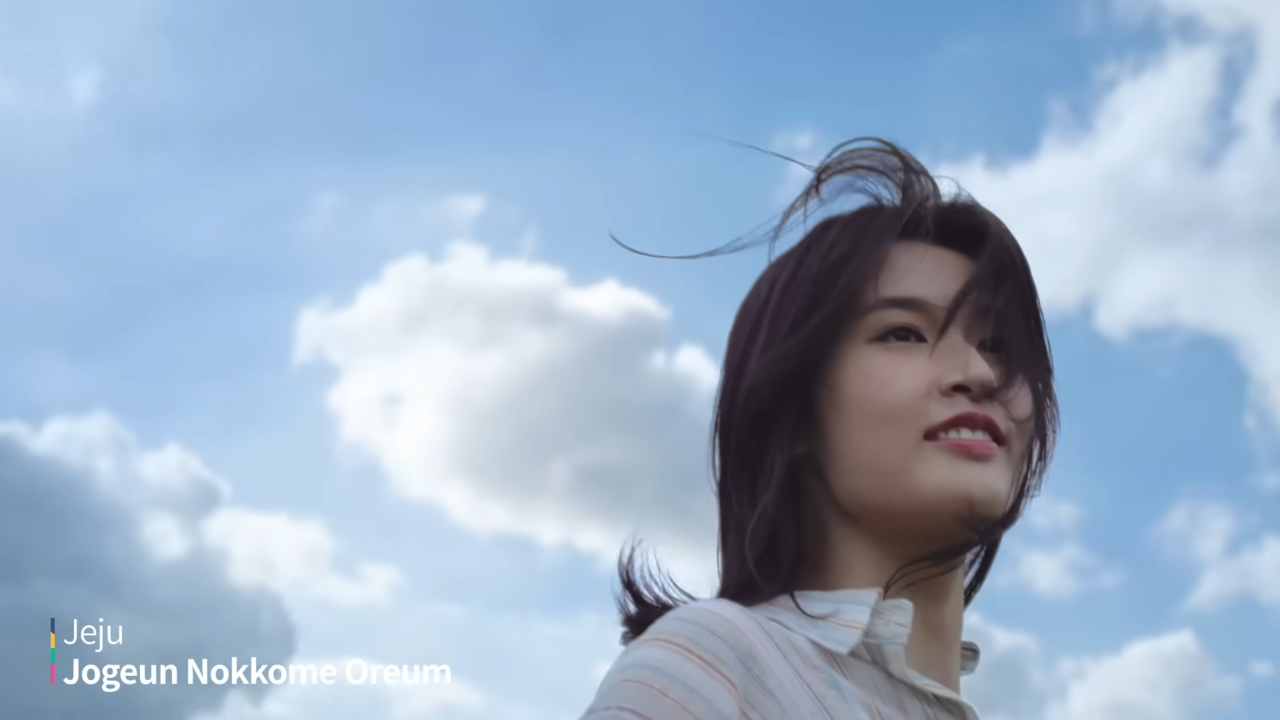 [AP신문 광고평론 No.1163]  제주도 족은노꼬메 오름에서 바람을 느끼는 주인공. 사진 한국관광공사 Imagine Your Korea 유튜브 캡처ⓒAP신문(AP뉴스)