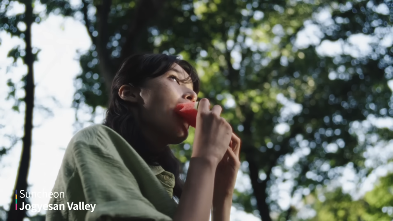 [AP신문 광고평론 No.1163]  순천 조계산 계곡에서 수박을 먹고 있는 주인공. 사진 한국관광공사 Imagine Your Korea 유튜브 캡처ⓒAP신문(AP뉴스)