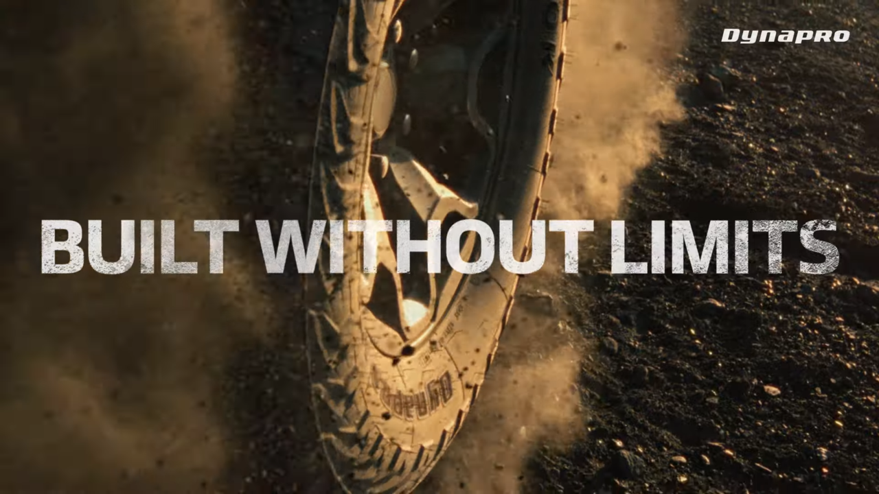 [AP신문 광고평론 No.1166]  ​​​​​​​비포장도로를 달리는 '다이나프로'. 사진 한국타이어 유튜브 캡처ⓒAP신문(AP뉴스)