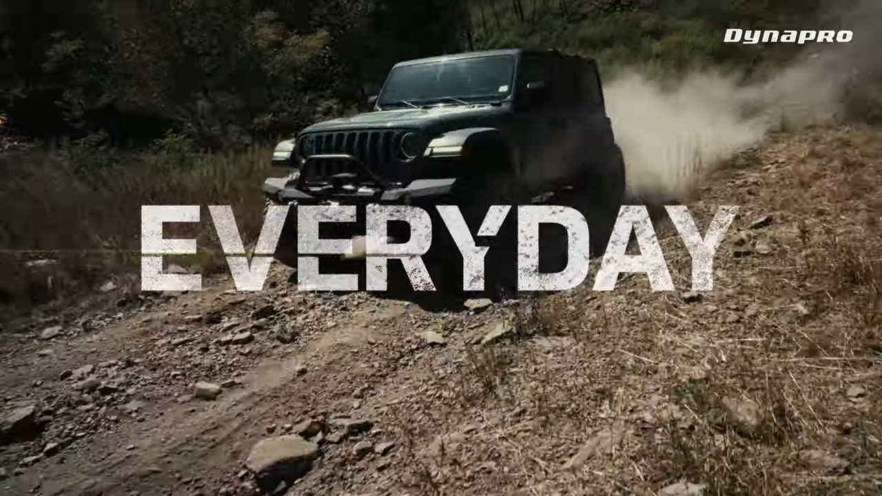 [AP신문 광고평론 No.1166]  ​​​​​​​자갈밭을 달리는 SUV의 모습. 사진 한국타이어 유튜브 캡처ⓒAP신문(AP뉴스)