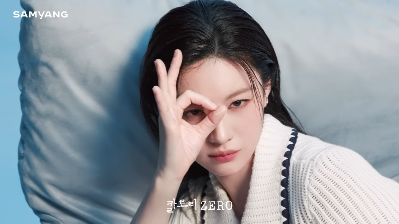 [AP신문 광고평론 No.1171] ​​​​​​​제스처로 '제로(0)'을 강조하고 있는 고윤정. 사진 상쾌환 유튜브 캡처ⓒAP신문(AP뉴스)