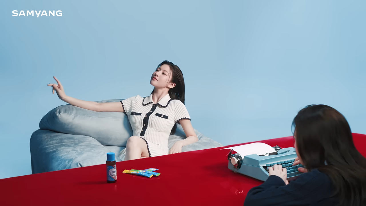 [AP신문 광고평론 No.1171] ​​​​​​​인터뷰 하고 있는 고윤정. 앞에 상쾌환 제품이 놓여있다. 사진 상쾌환 유튜브 캡처ⓒAP신문(AP뉴스)