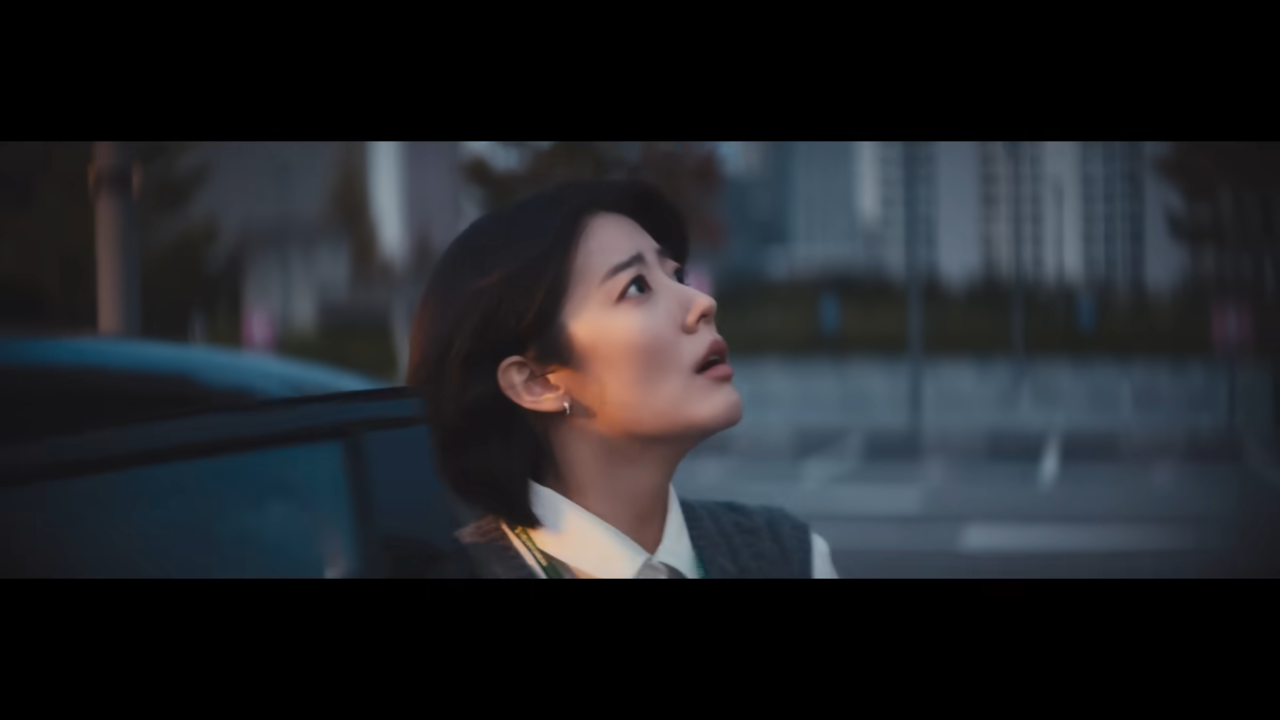 [AP신문 광고평론 No.1183]  ​​​​​​​건물이 큐브처럼 움직이는 걸 목격한 남지현. 사진 HD현대 유튜브 캡처ⓒAP신문(AP뉴스)