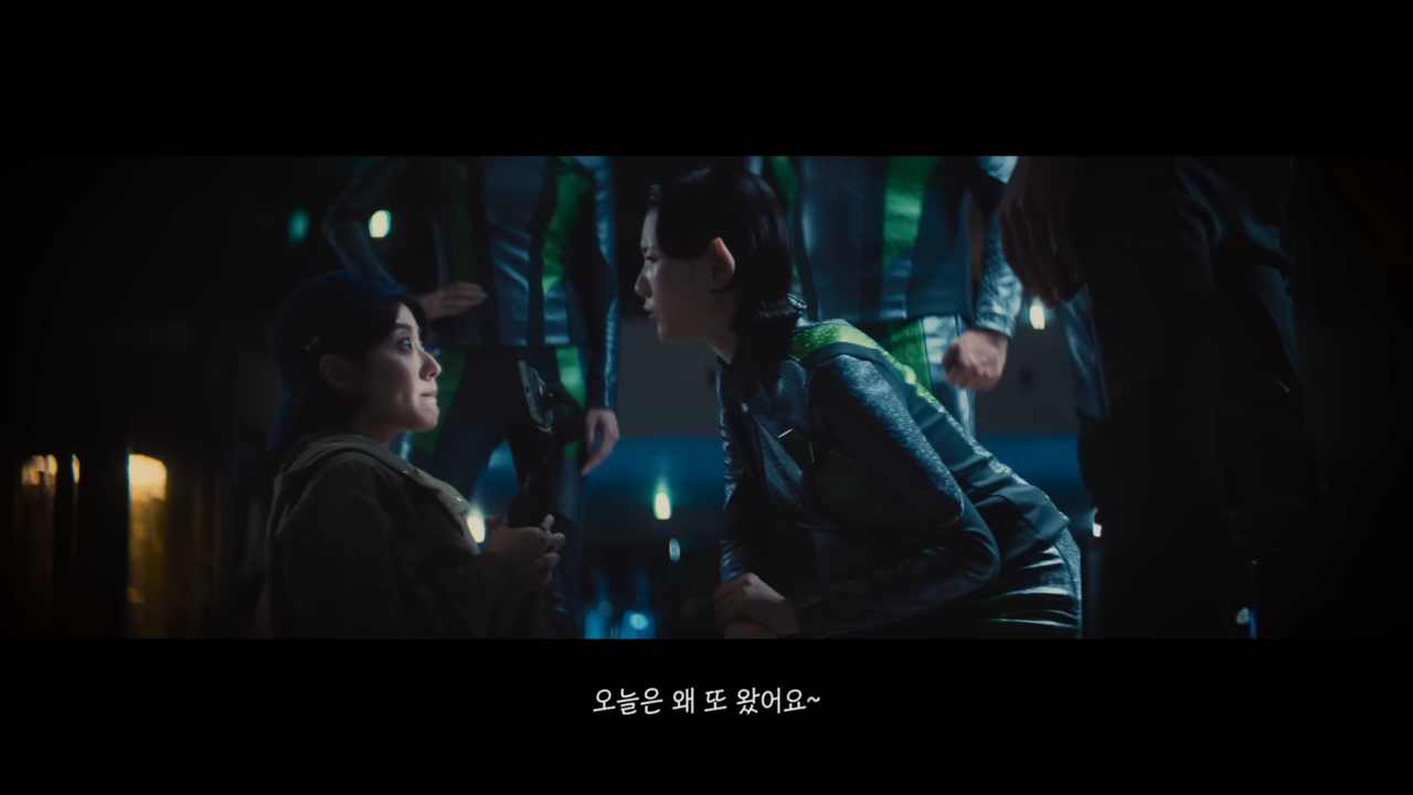 [AP신문 광고평론 No.1183]  ​​​​​​​외계 생명체들과 조우한 남지현. 사진 HD현대 유튜브 캡처ⓒAP신문(AP뉴스)