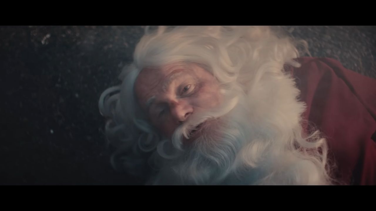 [AP신문 광고평론 No.1186]  ​​​​​​​트럭에 치인 후 바닥에 누워있는 산타. 사진 신세계백화점 유튜브 캡처ⓒAP신문(AP뉴스)