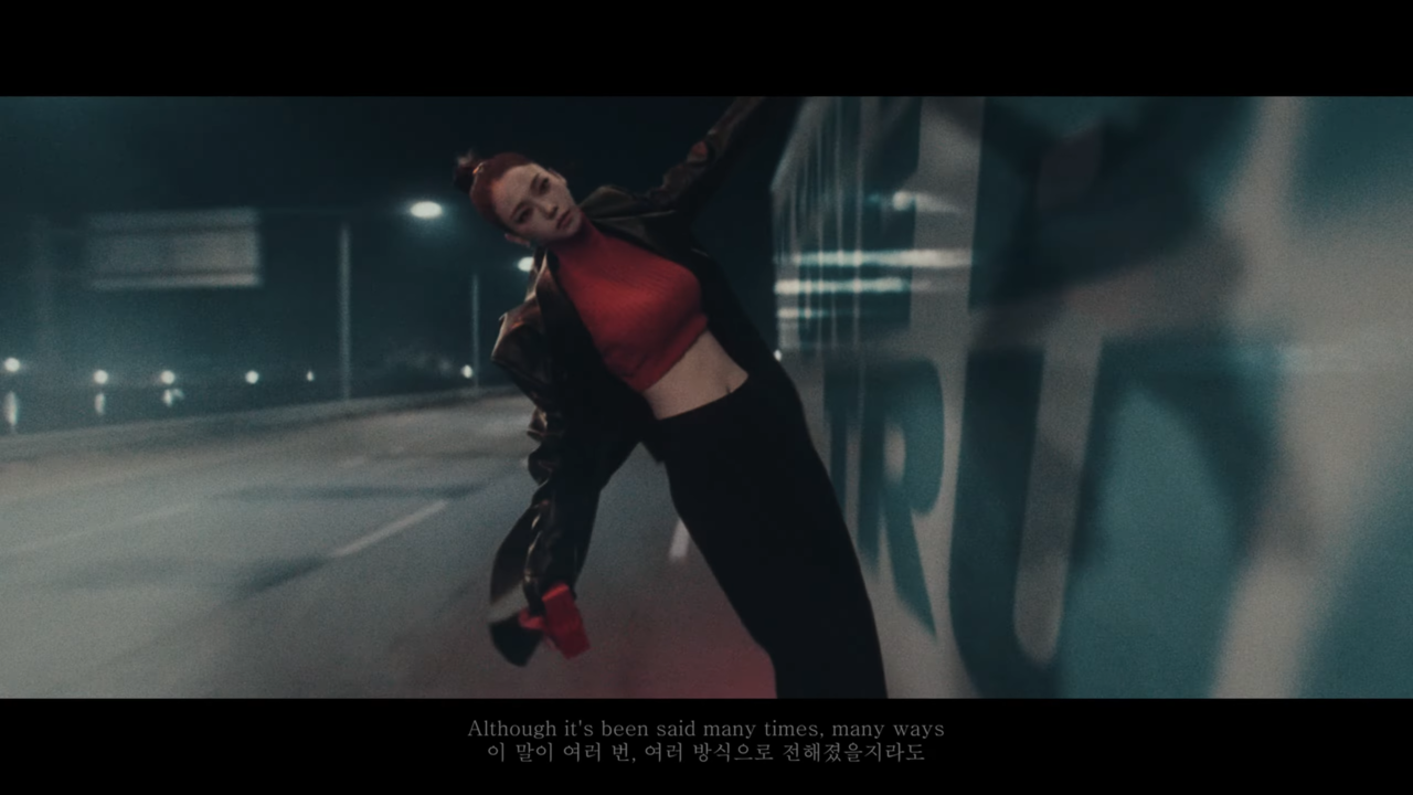 [AP신문 광고평론 No.1186]  ​​​​​​​차에 매달려 어린이에게 선물을 전달하는 카리나. 사진 신세계백화점 유튜브 캡처ⓒAP신문(AP뉴스)