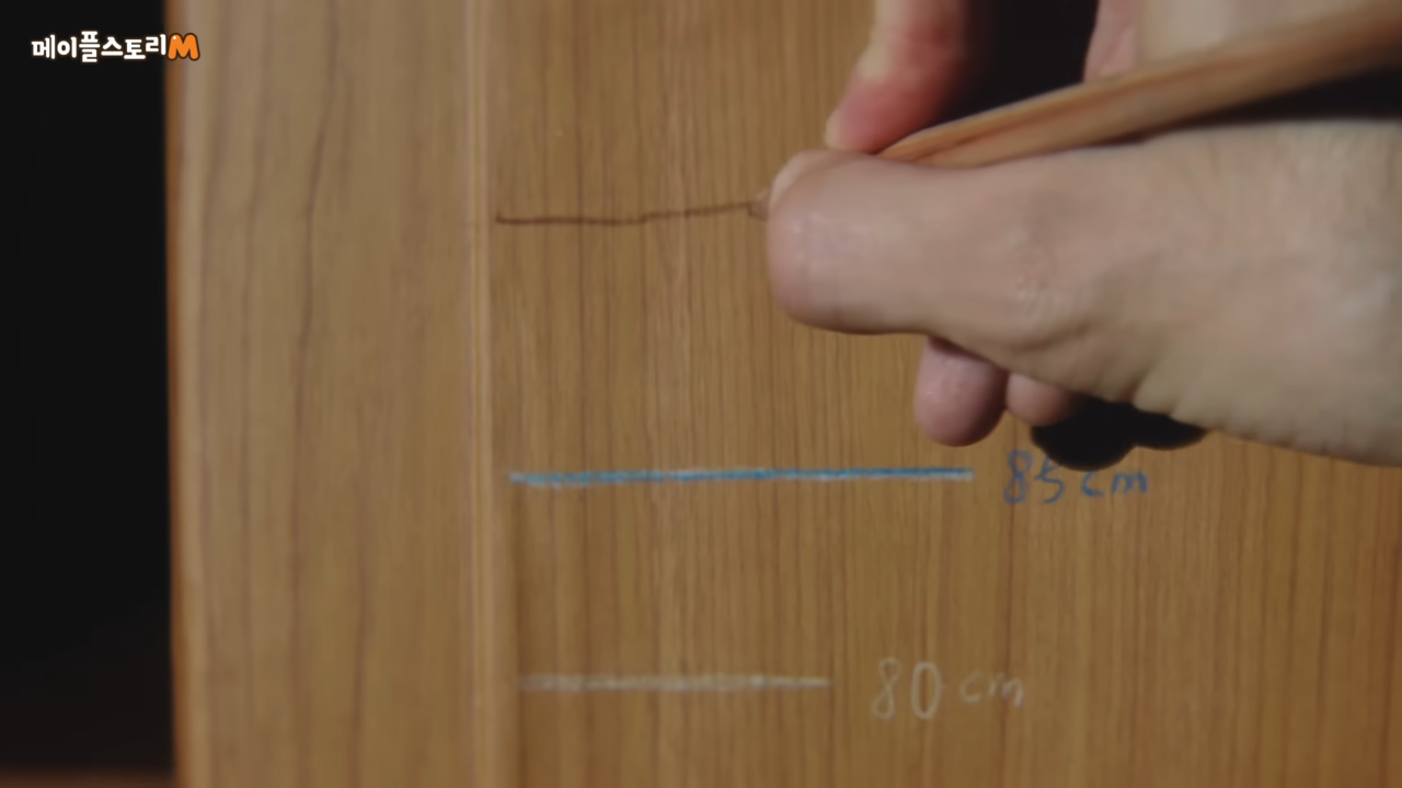 [AP신문 광고평론 No.1192]  ​​​​​​​아이의 키를 재며 성장을 암시한다. 사진 메이플스토리M 유튜브 캡처ⓒAP신문(AP뉴스)