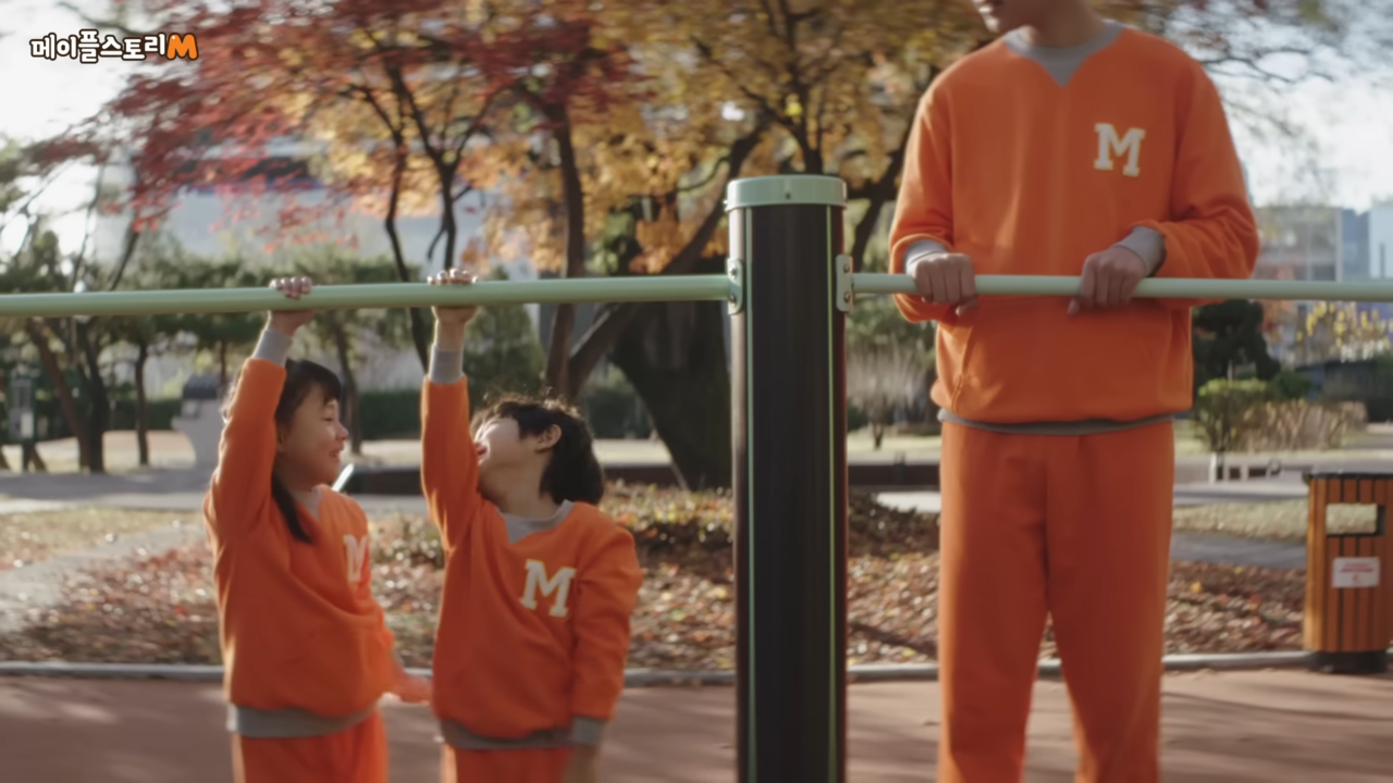  [AP신문 광고평론 No.1192]  ​​​​​​​또래보다 월등히 크다는 암시가 계속된다. 사진 메이플스토리M 유튜브 캡처ⓒAP신문(AP뉴스)