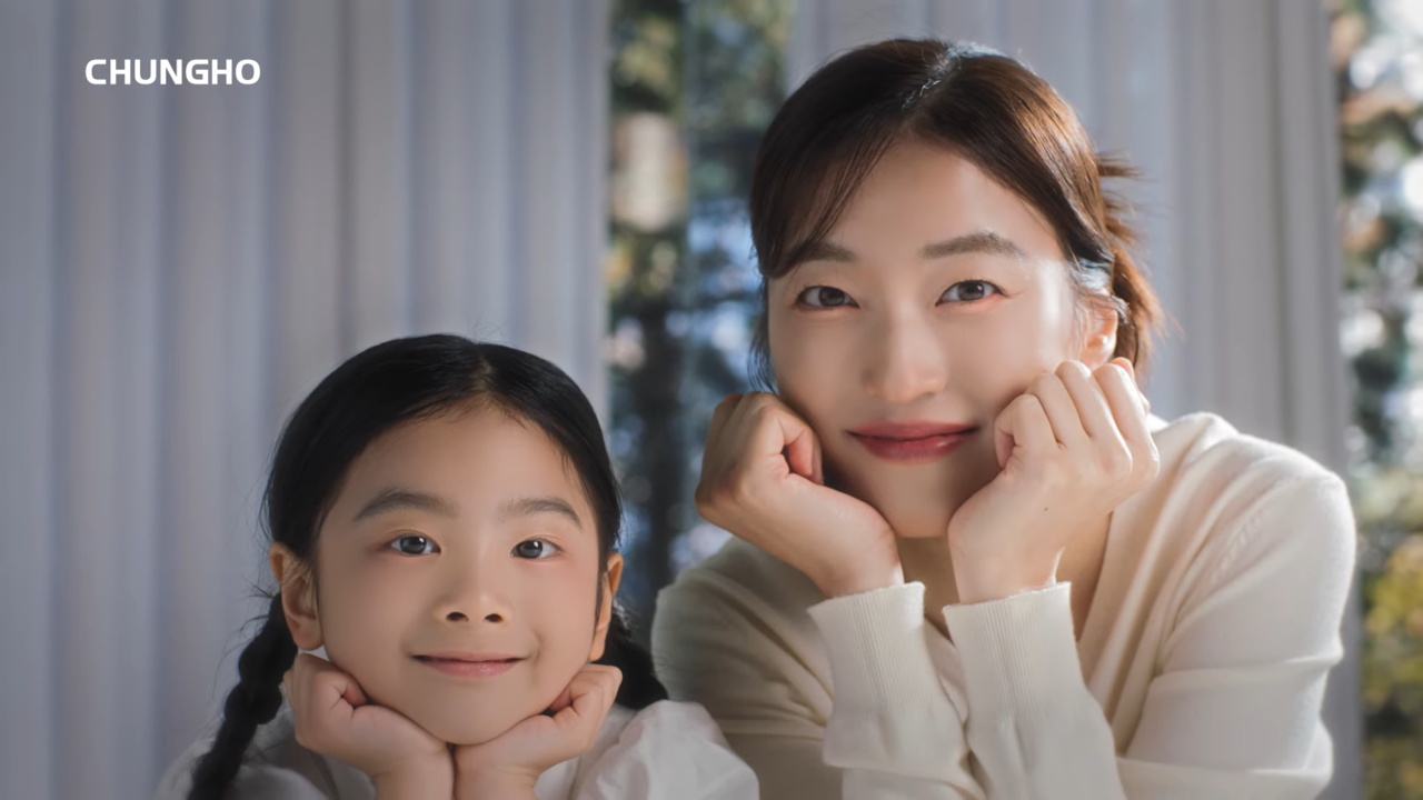 [AP신문 광고평론 No.1193]  모델들로 '사랑스러움'을 전달한다. 사진 청호나이스 유튜브 캡처ⓒAP신문(AP뉴스)