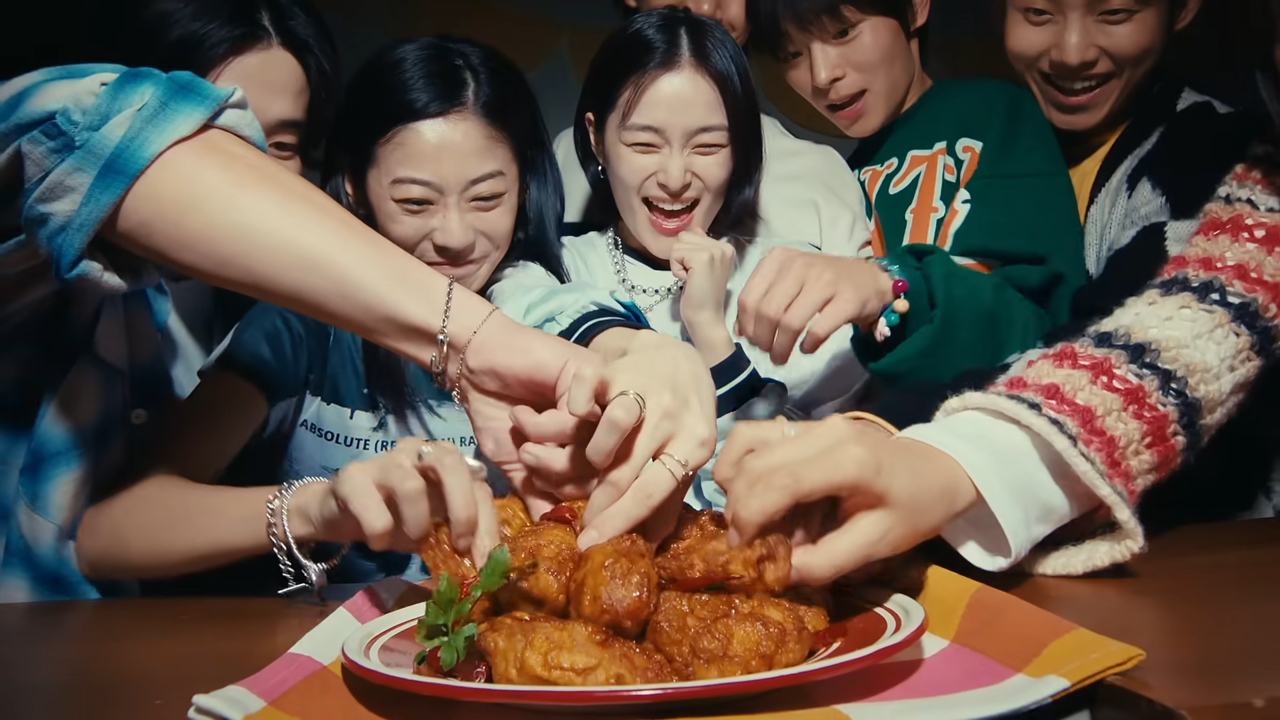 [AP신문 광고평론 No.1201] ​​​​​​​'불금'에 파티를 즐기며 치킨을 먹는 젊은 소비자. 사진 bhc치킨 유튜브 캡처ⓒAP신문(AP뉴스)