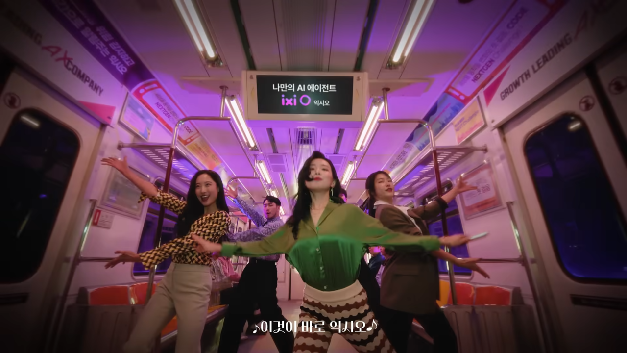 [AP신문 광고평론 No.1212]  ​​​​​​​지하철을 배경으로 춤과 노래를 선보인다. 사진 LG유플러스 유튜브 캡처ⓒAP신문(AP뉴스)