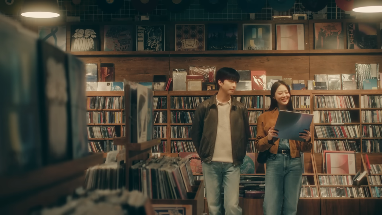 [AP신문 광고평론 No.1213] ​​​​​​​LP전문점에서 데이트를 즐기는 남녀. 사진 KT 유튜브 캡처ⓒAP신문(AP뉴스)