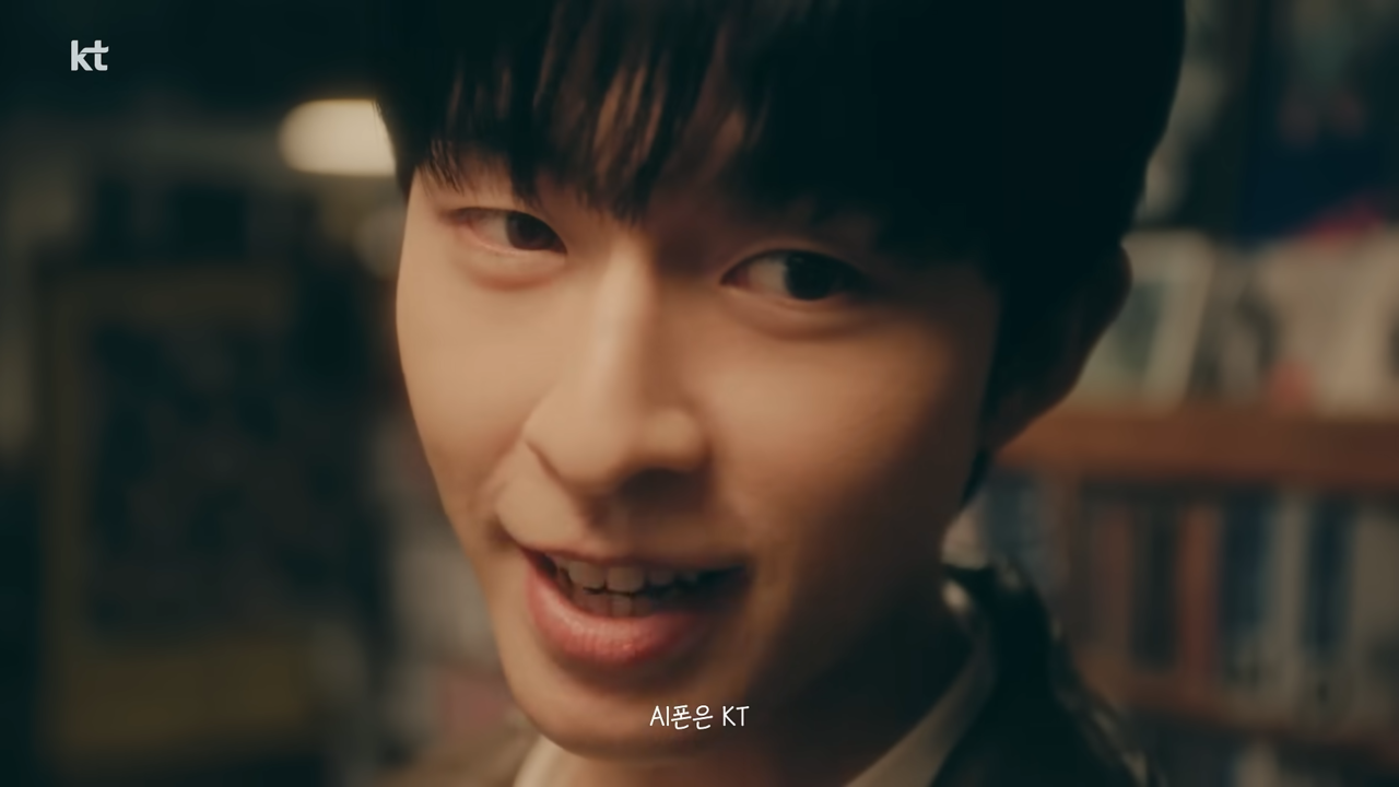 [AP신문 광고평론 No.1213] ​​​​​​​'AI폰은 KT, KT는 AI'라는 문구를 반복한다. 사진 KT 유튜브 캡처ⓒAP신문(AP뉴스)