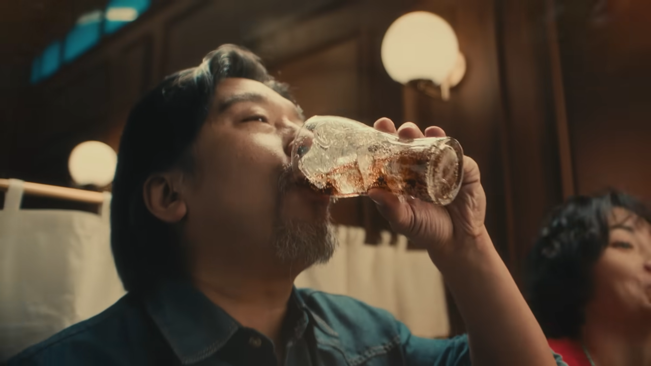 [AP신문 광고평론 No.1223]  ​​​​​​​코카콜라를 마시는 에드워드 리. 사진 코카콜라 유튜브 캡처ⓒAP신문(AP뉴스)