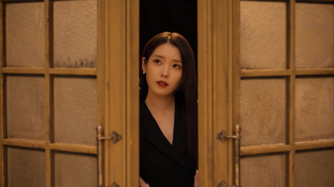 [AP신문 광고평론 No.1225]  ​​​​​​​치즈 저장고로 들어서는 아이유. 사진 푸라닭 치킨 유튜브 캡처ⓒAP신문(AP뉴스)