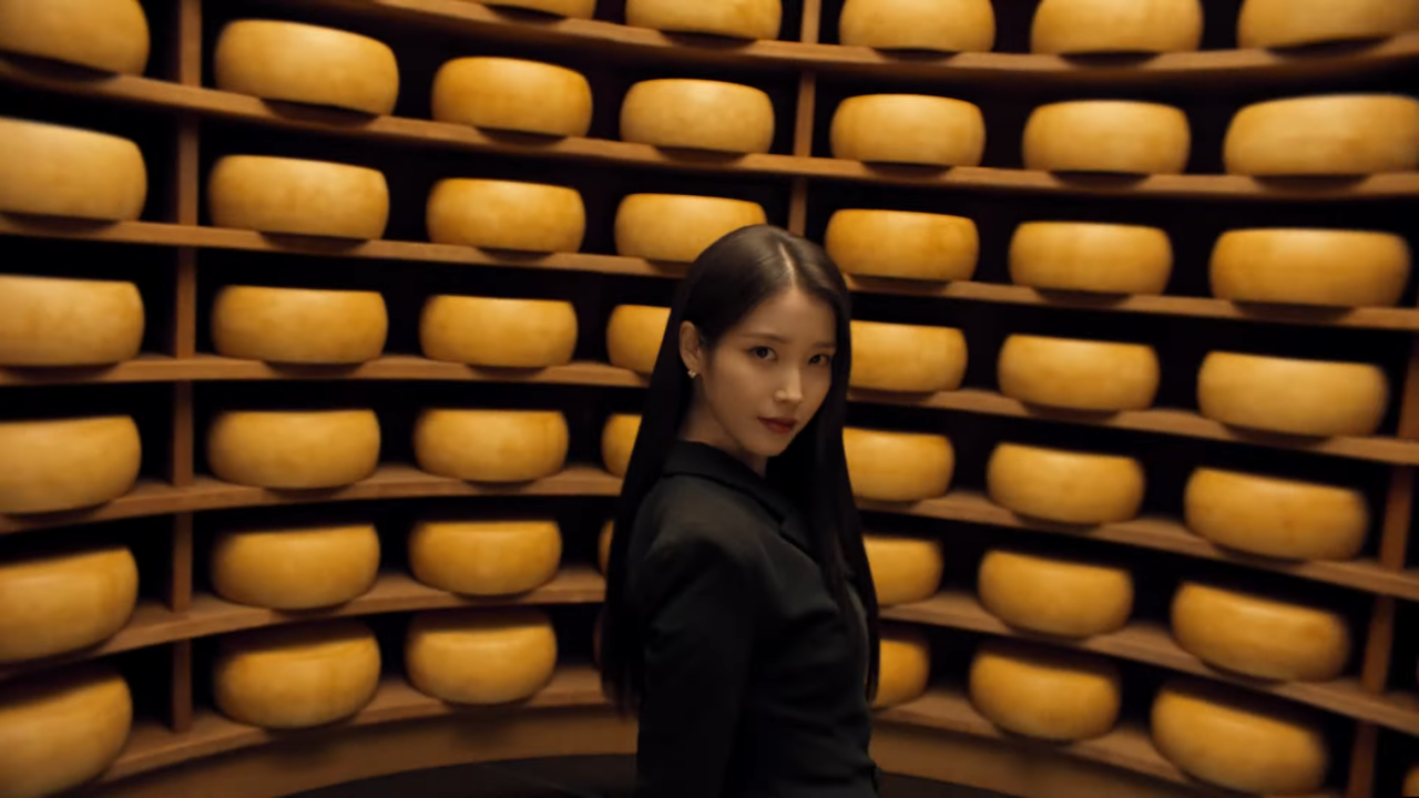 [AP신문 광고평론 No.1225]  ​​​​​​​치즈로 둘러싸인 아이유. 사진 푸라닭 치킨 유튜브 캡처ⓒAP신문(AP뉴스)