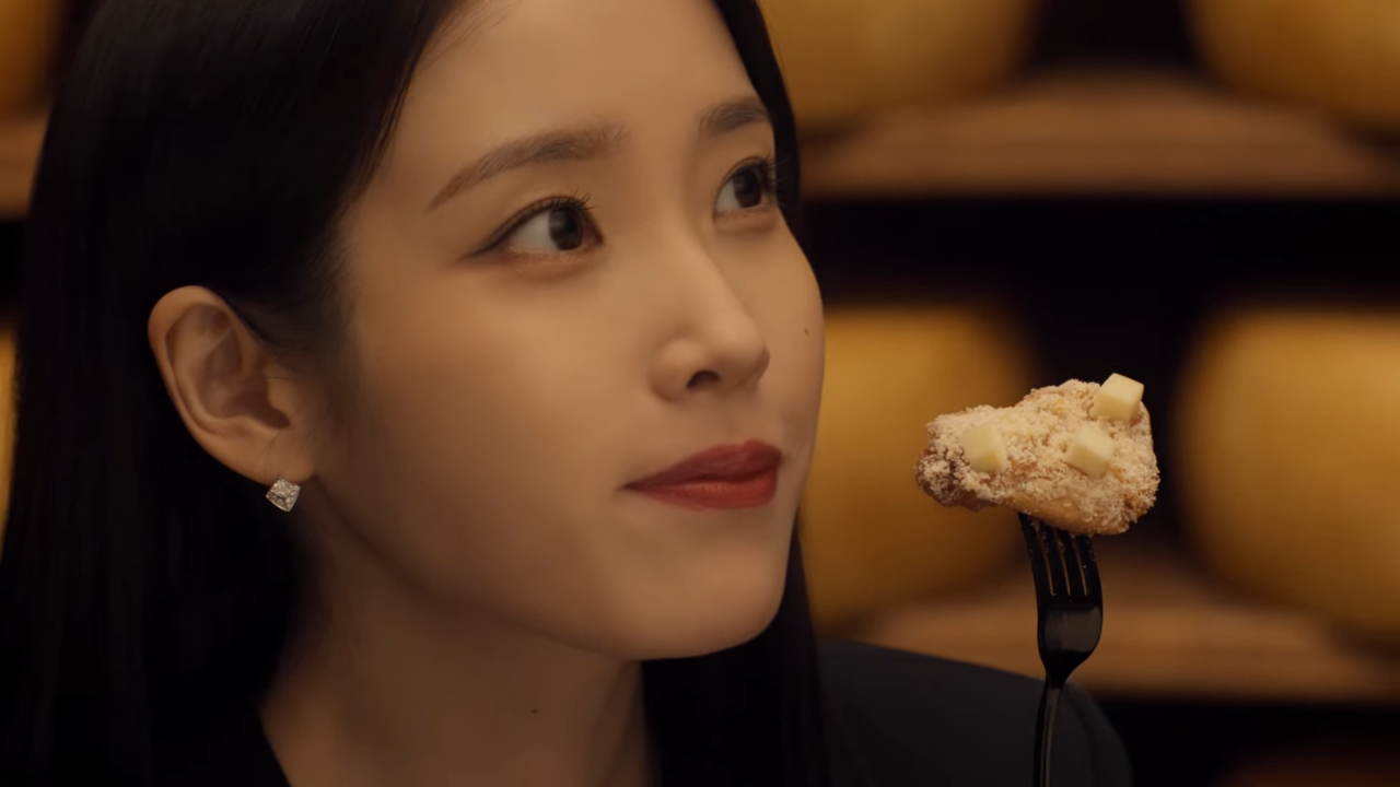 [AP신문 광고평론 No.1225]  ​​​​​​​치킨을 시식하는 아이유. 사진 푸라닭 치킨 유튜브 캡처ⓒAP신문(AP뉴스)