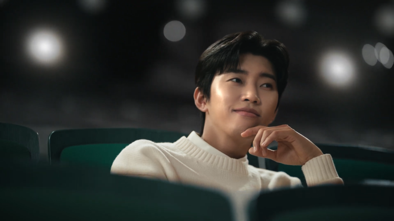 [AP신문 광고평론 No.1228] ​​​​​​​객석에 앉아있는 임영웅. 사진 하나은행 유튜브 캡처ⓒAP신문(AP뉴스)