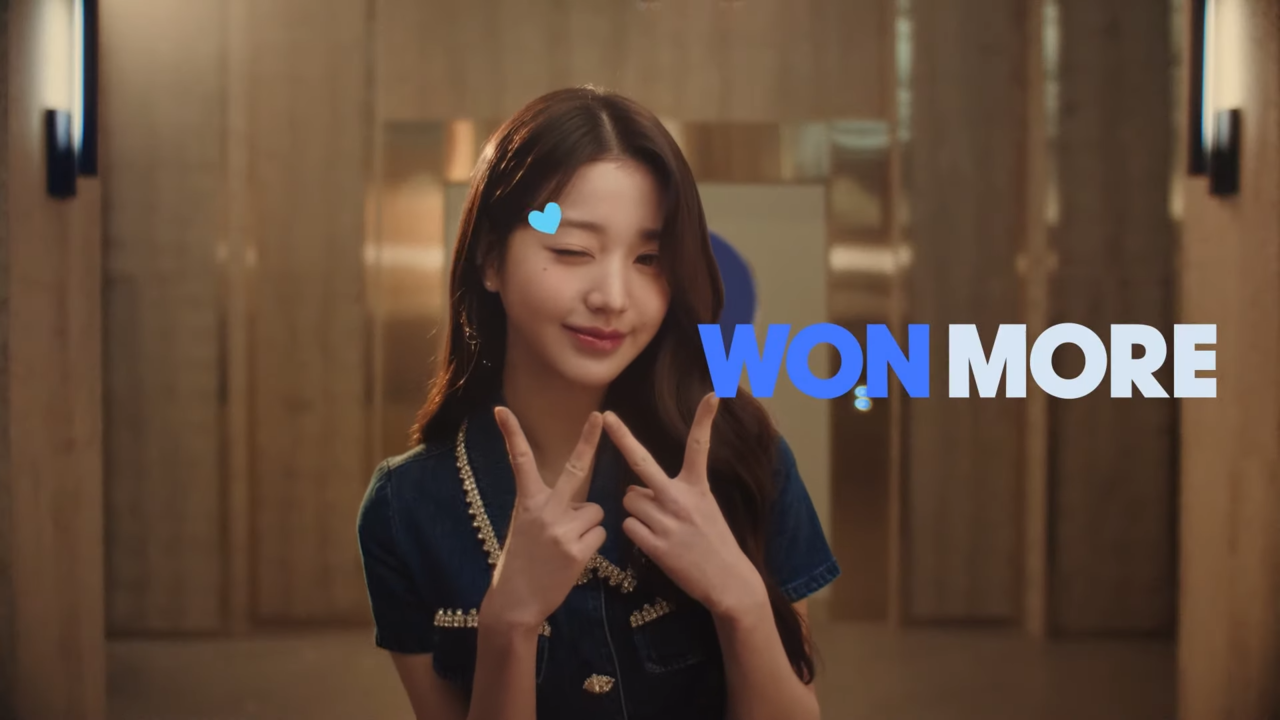 [AP신문 광고평론 No.1229]  우리은행 모델 아이돌그룹(IVE)의 멤버 장원영. 사진 우리은행 유튜브 캡처ⓒAP신문(AP뉴스)