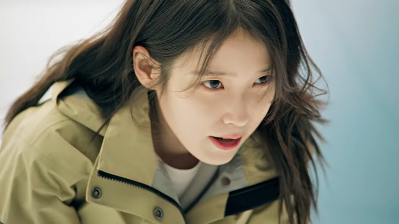 [AP신문 광고평론 No.1232]  ​​​​​​​익살맞은 연기를 보여주는 아이유. 사진 블랙야크 유튜브 캡처ⓒAP신문(AP뉴스)