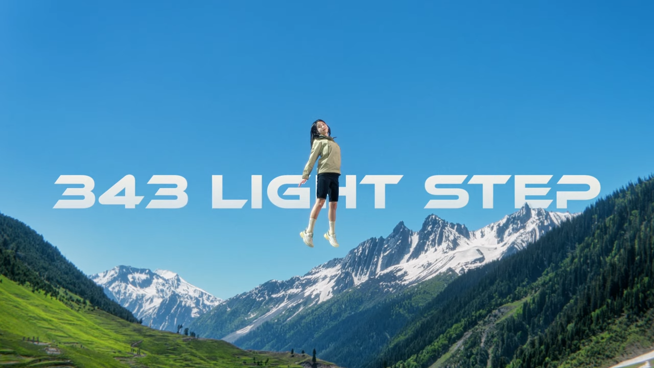 [AP신문 광고평론 No.1232]  ​​​​​​​제품을 신고 뛰어오르자 배경이 광활한 자연으로 바뀐다. 사진 블랙야크 유튜브 캡처ⓒAP신문(AP뉴스)