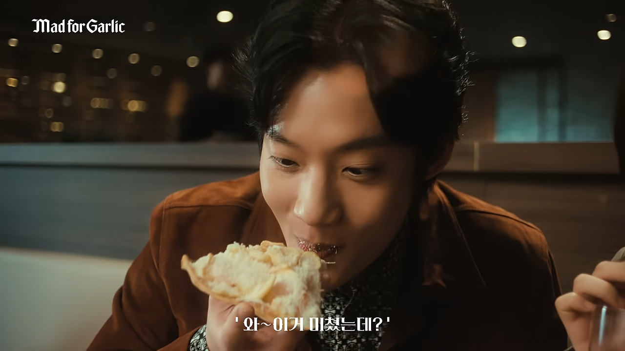 [AP신문 광고평론 No.1236]  모델이 음식을 먹으며 '미쳤다'를 연발한다. 사진 매드포갈릭 유튜브 캡처ⓒAP신문(AP뉴스)