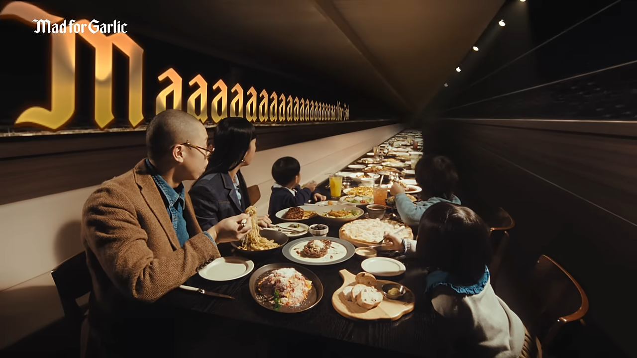 [AP신문 광고평론 No.1236]  'mad'와 황금빛을 활용한다. 사진 매드포갈릭 유튜브 캡처ⓒAP신문(AP뉴스)