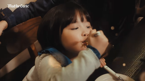 파스타를 맛있게 먹는 어린 아이. 사진 매드포갈릭 유튜브 캡처ⓒAP신문(AP뉴스)