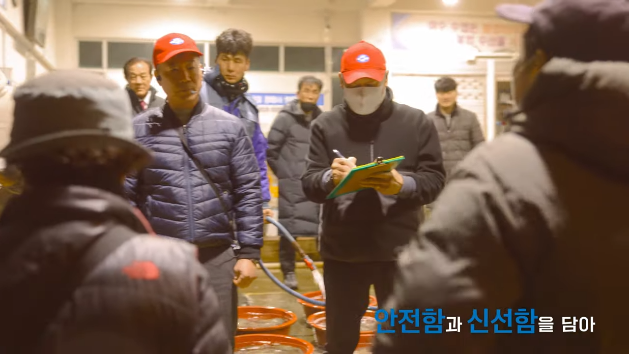 [AP신문 광고평론 No.1237]  ​​​​​​​실제 어업 현장을 보여준다. 사진 수협 유튜브 캡처ⓒAP신문(AP뉴스)