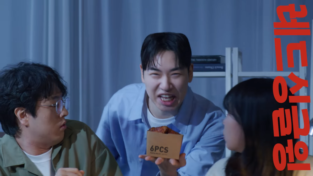 [AP신문 광고평론 No.1241]  ​​​​​​​레드 싱글윙을 내밀고 있는 승헌쓰. 사진 교촌TV 유튜브 캡처ⓒAP신문(AP뉴스)