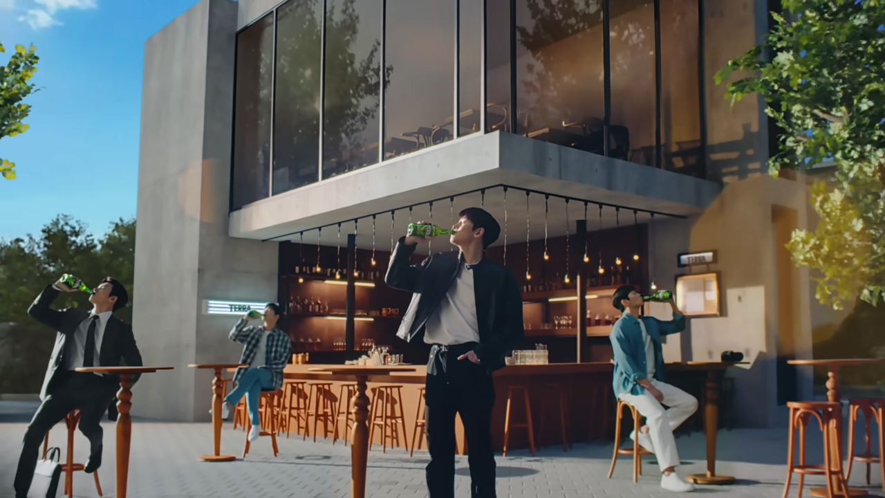 [AP신문 광고평론 No.1246] ​​​​​​​지창욱이 1인 다역을 연기한다. 사진 하이트진로 유튜브 캡처ⓒAP신문(AP뉴스)