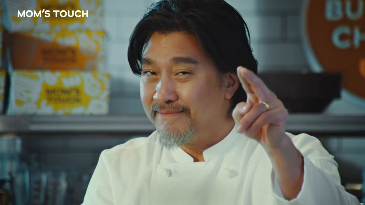 [AP신문 광고평론 No.1248] ​​​​​​​주방에서 등장한 에드워드 리. 사진 맘스터치 유튜브 캡처ⓒAP신문(AP뉴스)