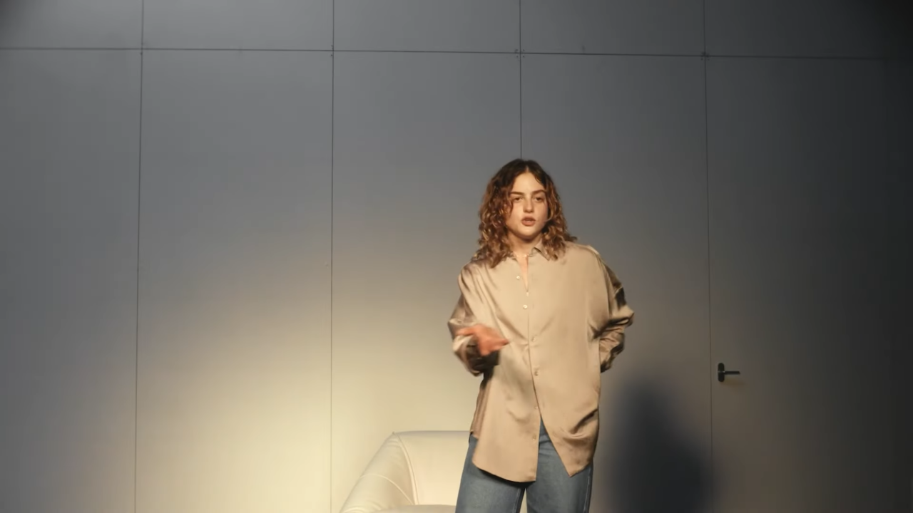 [AP신문 광고평론 No.1256]  ​​​​​​​면접관들 앞에서 프레젠테이션 중인 주인공. 사진 현대자동차 유튜브 캡처ⓒAP신문(AP뉴스)