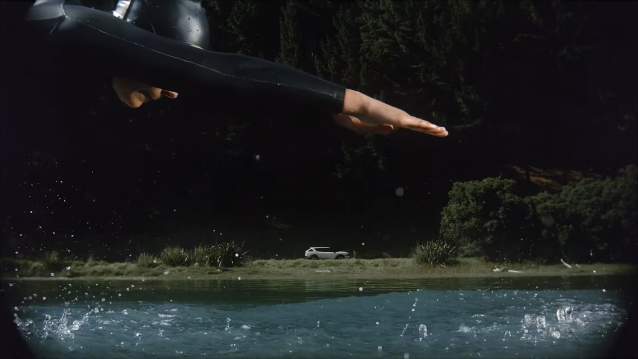 [AP신문 광고평론 No.1256]  ​​​​​​​호수에서 다이빙을 시도하는 주인공. 사진 현대자동차 유튜브 캡처ⓒAP신문(AP뉴스)