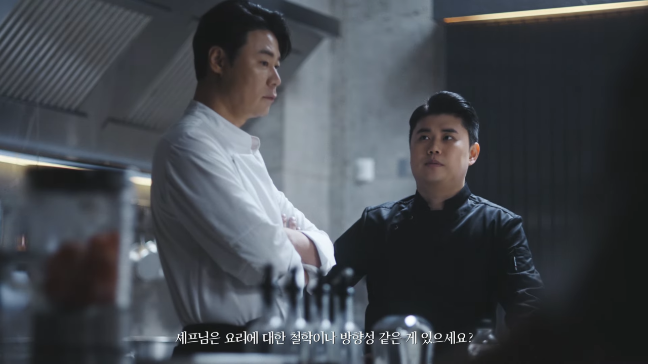 [AP신문 광고평론 No.1257]  ​​​​​​​최현석에게 요리 철학을 물어보는 나폴리맛피아. 사진 롯데칠성 유튜브 캡처ⓒAP신문(AP뉴스)