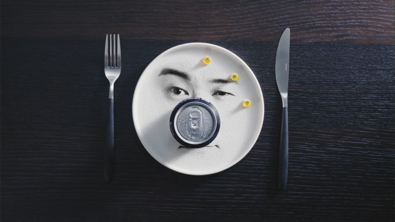 [AP신문 광고평론 No.1257]  ​​​​​​​최현석 얼굴이 새겨진 접시 위에 칠성사이다 제로. 사진 롯데칠성 유튜브 캡처ⓒAP신문(AP뉴스)